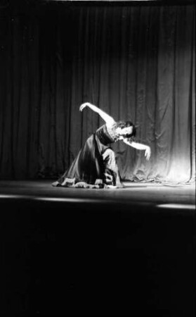 Berlin: Kabarett der Komiker; Araca Makarowa; tanzt