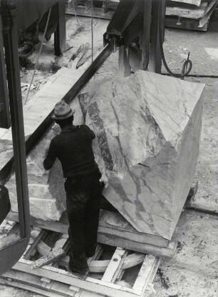 Verladung der riesigen Marmorblöcke aus dem Marmorsteinbruch Carrara in den apuanischen Bergen