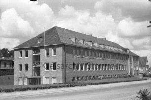Arbeitsamt: Berliner Ring: links Fahnenmast: hinten rechts und links Gebäude