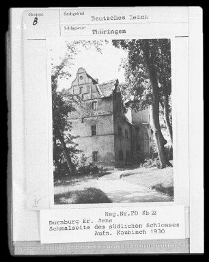 Dornburg-Camburg. Renaissance-Schloss (1539, 1605/1608 Erweiterung, nach 1824 Umbau und Erweiterung), Schmalseite des südlichen Schlosses (Stadtseite)