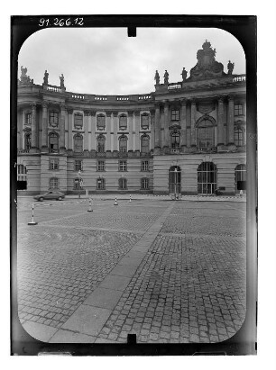 Berlin : August-Bebel-Platz, Kommode