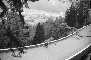 Bayrischzell: Spaziergänger auf der Alpenstraße