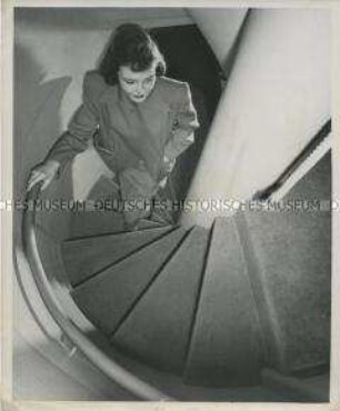 Treppe zwischen Ober- und Unterdeck im Clipper DC-3 der amerikanischen Fluggesellschaft PanAm