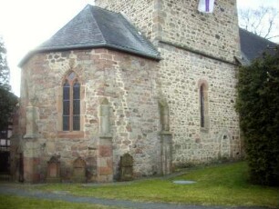 Kirche von Nordosten mit Chor und Kirchturmbasis (mit vermauerter Tür) über Kirchhof