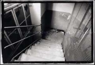 Treppe und Fahrstuhlschacht in einem verlassenen Gebäude (Altersgruppe 18-21)