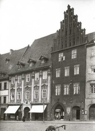 Eger (Böhmen) (heute Cheb / Tschechien). Marktplatz mit Wohn- und Geschäftshäusern, rechts Schirndingerhaus (1401/1500)