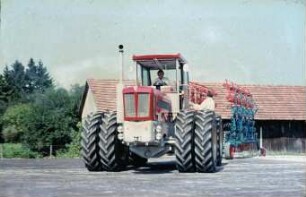 Fotografie: Traktor, Großtraktor, Zwillingsreifen, Bodenbearbeitungsgerät, Saatbettkombination, Federzinkengrubber, Krümelwalze