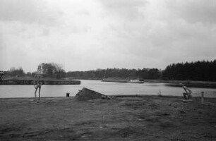 Sachsenhausen : In Sachsenhausen, Hafenbecken des Klinkerwerks am Oder-Havel-Kanal (ein Albert Speer-Projekt) mit Plastiken von Stuart Wolfe - meines Wissens ist dieser Teil des Sachsenhausen-Komplexes nicht öffentlich zugänglich. Der Hafen wird vermehrt industriell genutzt.-additional copyrights to be cleared!