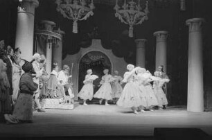 Szenenbilder aus "Mann und Frau im Essigkrug" von G. D. Link, Regie H.-D. Schmidt, mit H. Friedrich, E. Mädler, G. Schulz, B. Bentzin, P. Groeger, H. Merkel, A. Sanden u.a., Theater der Freundschaft, Uraufführung 05.05.1956