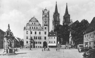 Oschatz. Neumarkt. Nordwest-Ecke mit Marktbrunnen (1588/1589, um 1930/1935; G. Richter, W. Hempel), Rathaus (1536/1546, 1842; B. Kramer, G. Semper), Nr. 1, Wohnhaus (ehem. Ratsapotheke), Nr. 2, Stadtkirche St. Ägidien (1443/1464 und 1846/1849; C. A. v. Heideloff), Alter Wache (1623/1625), Sporerstraße 1 und "Gasthaus zum Schwan", Sporerstraße 2