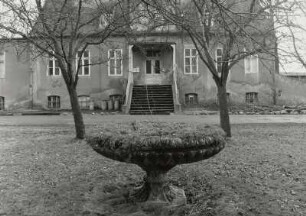 Milkel-Lippitsch, Herrenhaus : Milkel-Lippitsch (Kreis Bautzen), Herrenhaus, 2. Hälfte 18. Jahrhundert, Eingangsfront mit Brunnenschale
