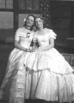 Der Bibliothekar. Schwank in vier Akten von Gustav von Moser. Staatsschauspiel Dresden, Premiere 18.04.1931 : Cara Gyl als Edith Marsland und Lotte Meyer als Eva Webster