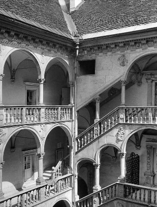 Spittal an der Drau. Schloss Porcia (1501/1600). Hofarkaden