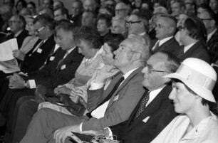 27. Tagung 1977 Chemiker; Sitzreihen im Theater: 2. v. l.: Frau Steurer, A. Jaumann, Person verdeckt, Richard L. M. Synge, Frau Synge, Lady Barton, Sir Dekrek H. R. Barton, H. Kienitz, Gräfin Sonja Bernadotte; 2. Reihe: Robert B. Woodward, Lord George Porter of Luddenham, Lady Porter, Frau Cornforth, John W. Cornforth, H. Kelker, Knöple