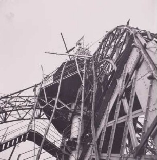 Paris, Eiffelturm. Blick in die Konstruktion der Laterne