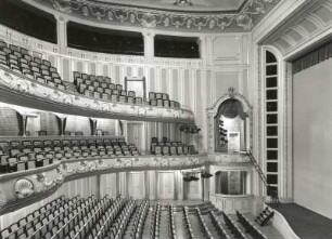 Dresden-Altstadt. Schauspielhaus (1912/1913; W. Lossow, M. H. Kühne; Umbau 1993/1995). Zuschauerraum mit Hofloge links der Bühne. Blick vom 1. Rang rechts
