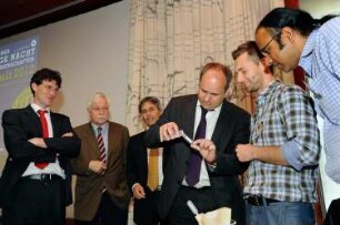 Pressekonferenz. Kai Schulz, Pressesprecher der Stadt Dresden, Prof. Dr. Thomas Bürger, Generaldirektor der SLUB, Prof. Dr. Hans Müller-Steinhagen, Rektor der TU Dresden, und Dirk Hilbert, Erster Bürgermeister Dresdens, bei dem Experiment "Wie gewinnt man mit einfachsten Mitteln die DNA einer Banane?"