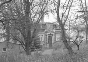 Plauen. Villa (?). Eingangsseite. Blick durch eine Parkanlage