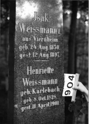 Grabstein 904 (Index: 99802547) Material: Granit, poliert Zustand: sehr gut Maße HxBxT: 313x53x53 cm Beschreibung: mehrfach getreppter Sockel, Obelisk Symbolik: Priesterwaschgeschirr (Schale mit Kanne): Grabstein 904 (Detailaufnahme 2)