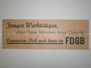 Maueranschlag mit dem Aufruf des FDGB an junge Werktätige zur Mitarbeit