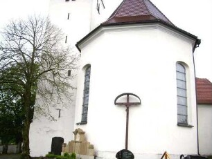 Kirche von Osten über Chor (Neubau 1791) und Kirchturm (im Kern Romanisch mit Schlitzscharten-Glockenstube 1791 erneuert)