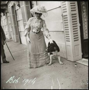 Aix-les-Bains. Terrasse des Hôtel Beau-Site. Mme E. Mayer & "Bob"