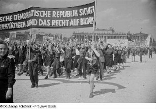 Mitglieder der FDJ im Demonstrationszug einer Friedensdemonstration auf dem Marx-Engels-Platz (heute: Schlossplatz)