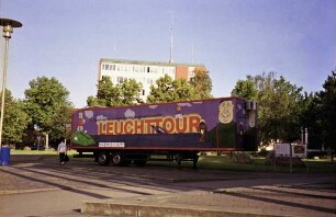 Bahnhofsvorplatz: Informationscontainer "Leuchttour" zum Thema erneuerbare Energie und Klimaschutz