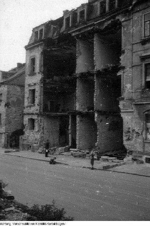 Dresden, Hechtviertel. von den Kriegsschäden beräumte Strassen, 1945