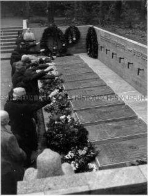 Gedenkfeier am Ehrenmal der NSDAP in Hamburg-Ohlsdorf