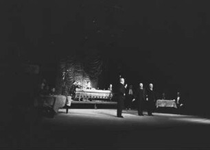 Szenenbilder aus "Der Besuch der alten Dame", tragische Komödie von Friedrich Dürrenmatt. Volksbühne Berlin, 24.02.1965