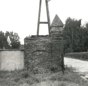 Peitz, Lindenstraße 2. Luisenhof. Toranlage, linker Torflügel mit Pforte neben dem Torhaus