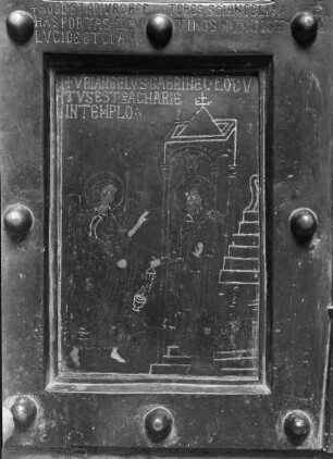Tür des Hauptportals, linke Seite, Detail: Der Erzengel Gabriel erscheint Zacharias im Tempel (Reihe 6, Tafel 1)