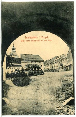 Lauenstein. Blick durchs Schlossportal auf den Markt