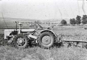 Allradschlepper "UE 28" mit Anbaupflug FE 3 (Ungarn)