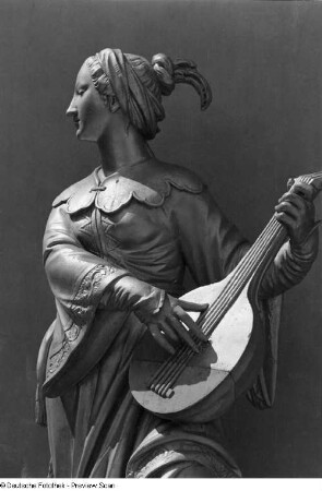 Park Sanssouci. Chinesisches Teehaus, Hornbläser : Potsdam, Park Sanssouci. Chinesisches Teehaus (1754-1756; Johann Gottfried Büring). Statue Lautenspielerin, Detail (1755/1756; Gottlieb Heymüller). Sandstein, vergoldet