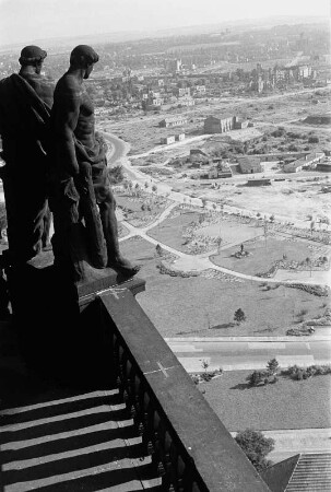 Dresden. Von Trümmern beräumte Flächen in der Innenstadt. Blick vom Rathausturm, links allegorische Figuren "Stärke" und "Aufopferung"
