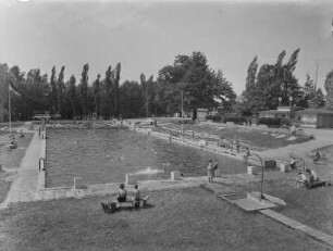 Reichenbach. Blick auf das Schwimmbecken eines Freibades