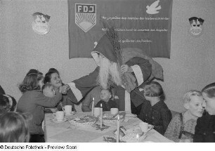 Weihnachtsmann während der Bescherung