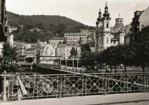 Karlovy Vary (Karlsbad). Stadtansicht mit Marien-Magdalenenkirche