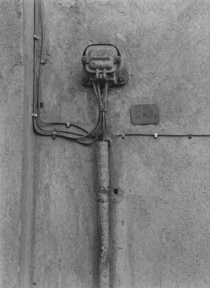 Dresden-Leipziger Vorstadt. Fabrikgebäude. Elektroleitung an einem Gebäude