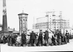 Eine Fahrt im Luftballon : Dresden-Reick. Eine Fahrt im Luftballon. Beginn der Füllung. Blick gegen Gasometer