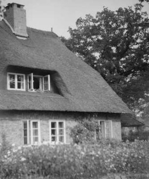 Porträt zweier Damen am Gartentisch und Einzelaufnahmen vom Haus