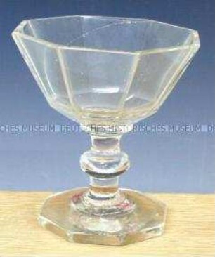 Schale in Form eines Stielglases
