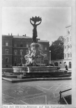 Brunnen Brunnenanlage Brunnenfigur