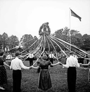 Landjugend Bad Oldesloe: Erntedankfest: Exer: Mitglieder bei Bändertanz unter Erntekrone: Zuschauer: Fahnenmast mit Fahne, 6. Oktober 1957