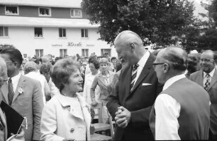 Bernau: Preisträgerin 1971, Irma Grabhorn mit Altbundeskanzler Kiesinger und Senatspräsident Dr. Schwoerer