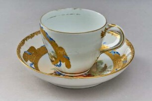 Teetasse mit bunter Genremalerei und Untertasse