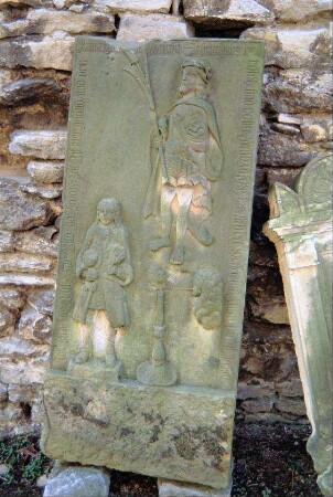 historischer Grabstein mit figürlichem Relief