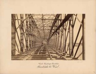 Venlo-Hamburger Eisenbahn. Rheinbrücke, Wesel: Blick durch die Eisenkonstruktion der Strombrücke